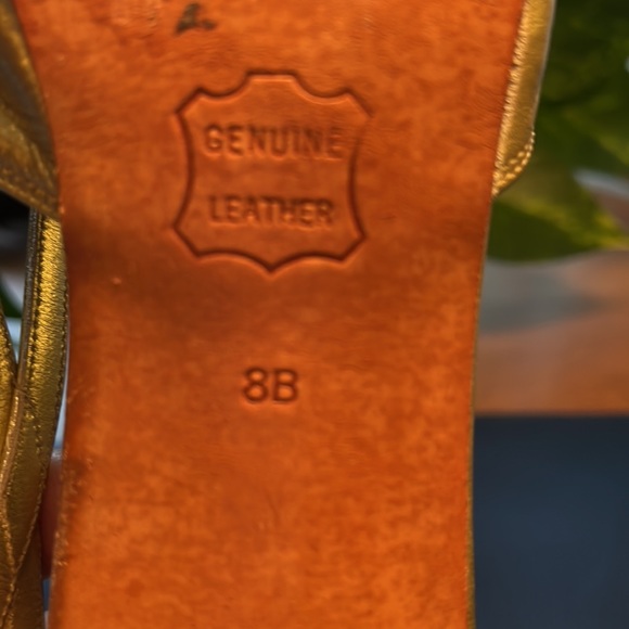 A’Mano gold shoes size 8B - Picture 2 of 5